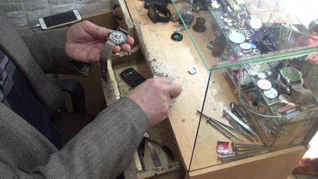 3 metrekarelik dükkanında yarım asırdır zamanı ayarlıyor